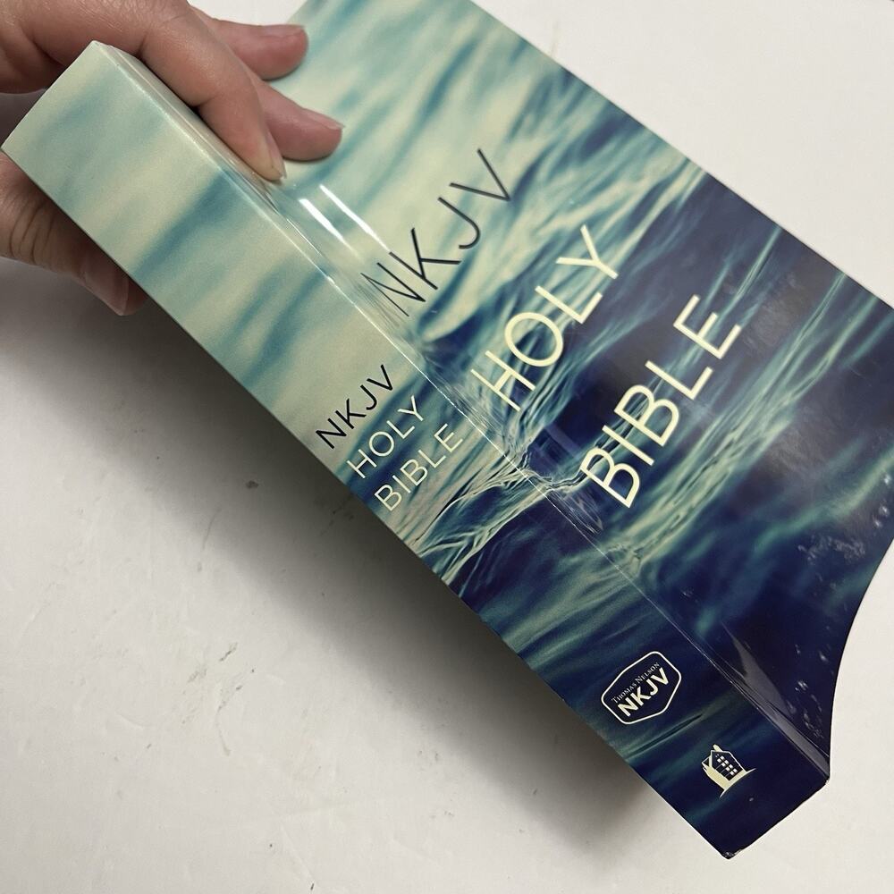 NKJV New King James Version Bible Paperback Thomas Nelson - Picture 8 of 9